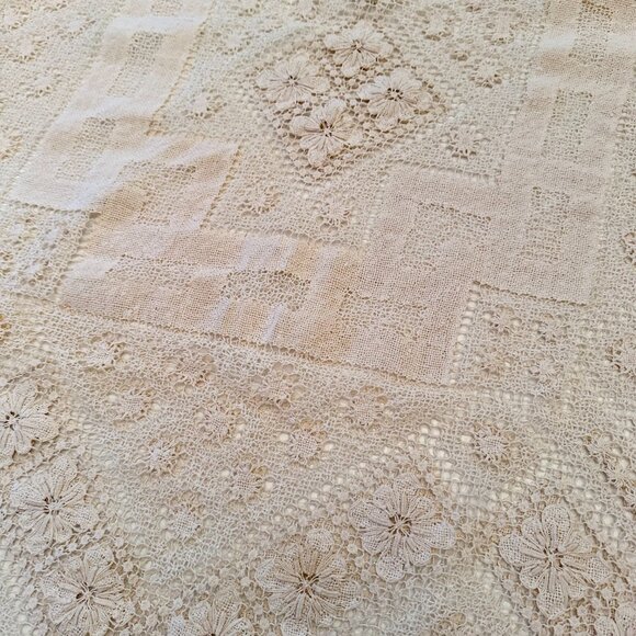 Cream colored Crochet TableCloth 60" x 78" - Picture 12 of 15